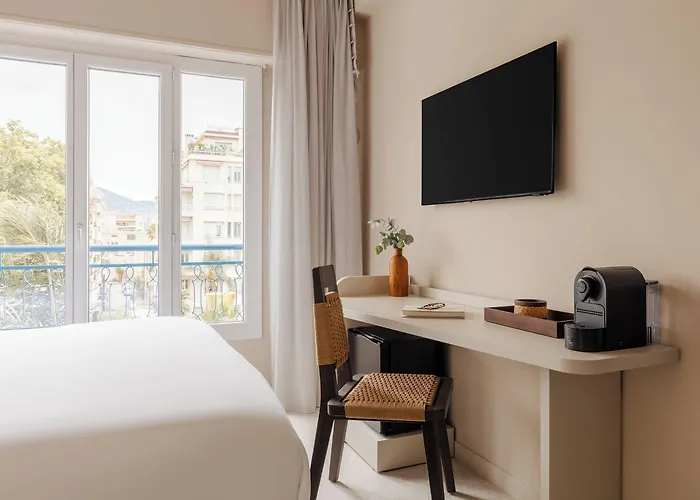 Crisol Promenade Hotel