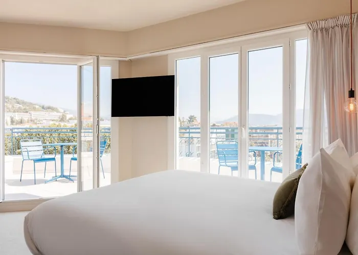 Crisol Promenade Hotel *