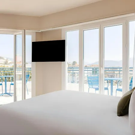 Crisol Promenade Hotel