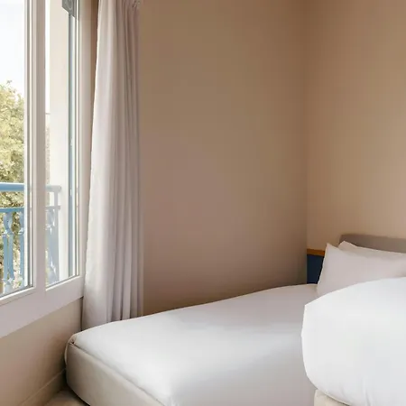 Crisol Promenade Hotel *